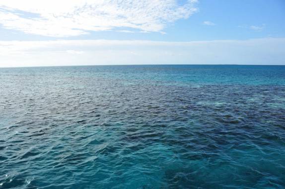 Navegando sobre o Blue Hole, na grande barreira de corais, em Belize